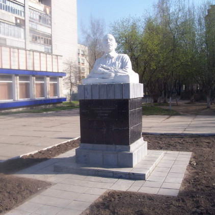 Памятник-бюст советскому писателю Александру Серафимовичу